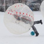 Partie de soccer-bulle à l'aréna de Coaticook dans le cadre de l'activité de Noël