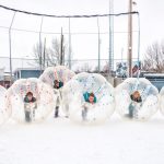 Partie de soccer-bulle à l'aréna de Coaticook dans le cadre de l'activité de Noël