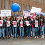 marche des étudiants de l'école secondaire La Frontalière vers la mairie de Coaticook afin de remettre au maire la déclaration d'urgence climatique
