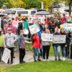 marche des étudiants de l'école secondaire La Frontalière vers la mairie de Coaticook afin de remettre au maire la déclaration d'urgence climatique